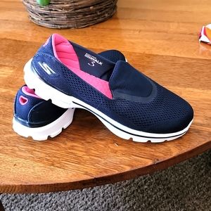 Sketchers go walk shoes